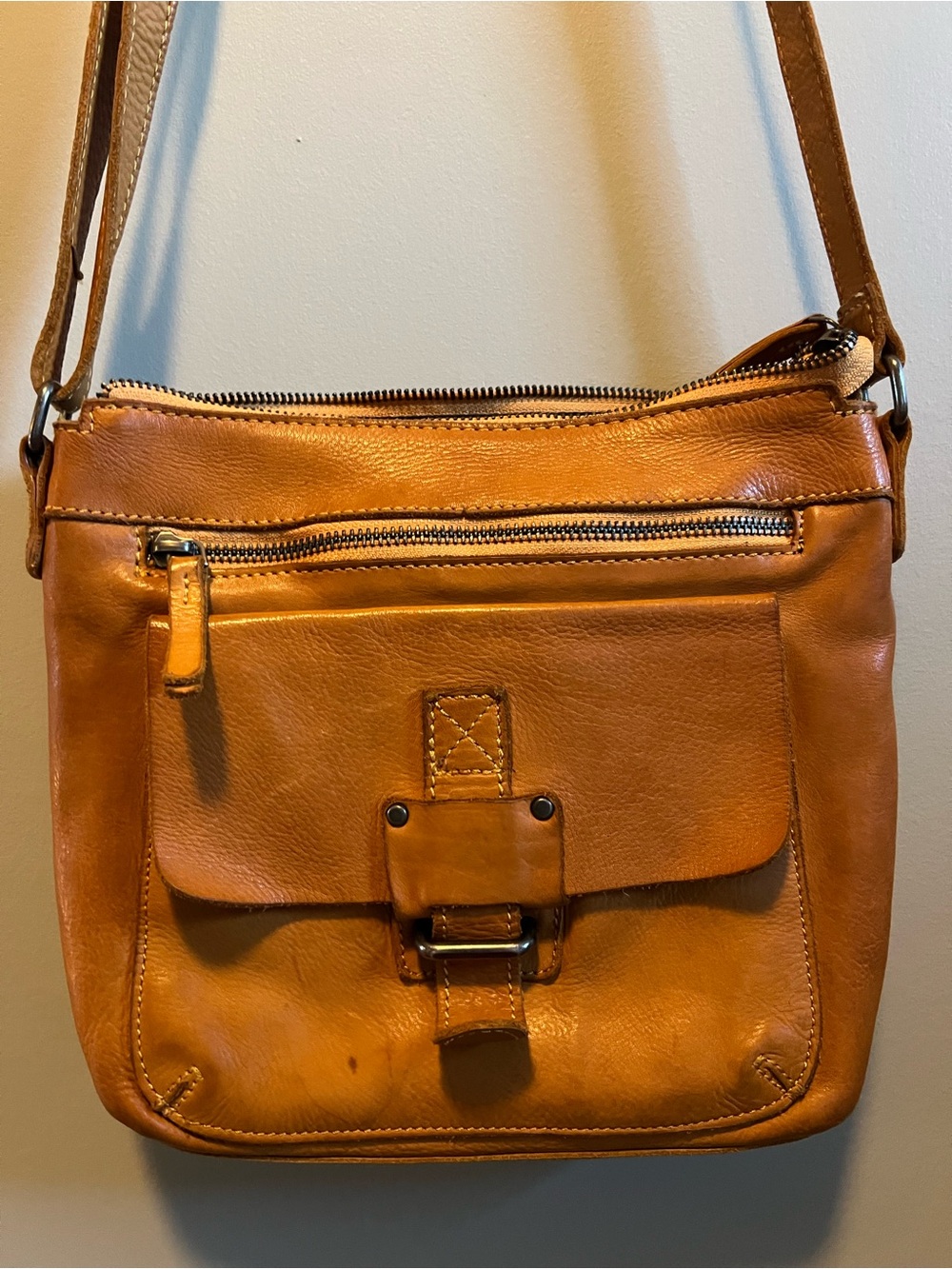 Anchor Love Hazel: Leather Crossbody Bag in Tan - Classic Everyday Carry - Picture 2 of 4